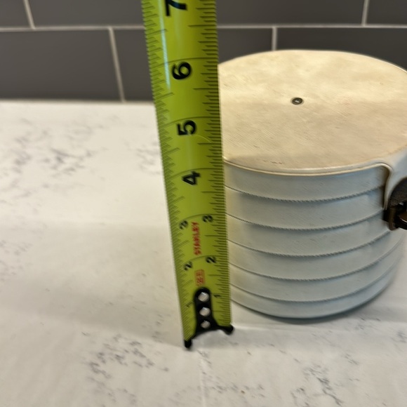 Galavanting Vintage 1950s White Vinyl Small Round Beehive Box Handbag - Picture 4 of 9